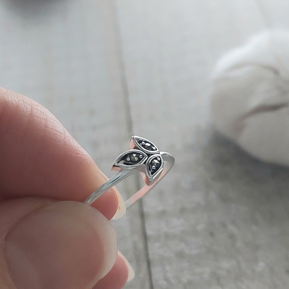 Delicate three-leaf ring, size 8 - Picture 1 of 4